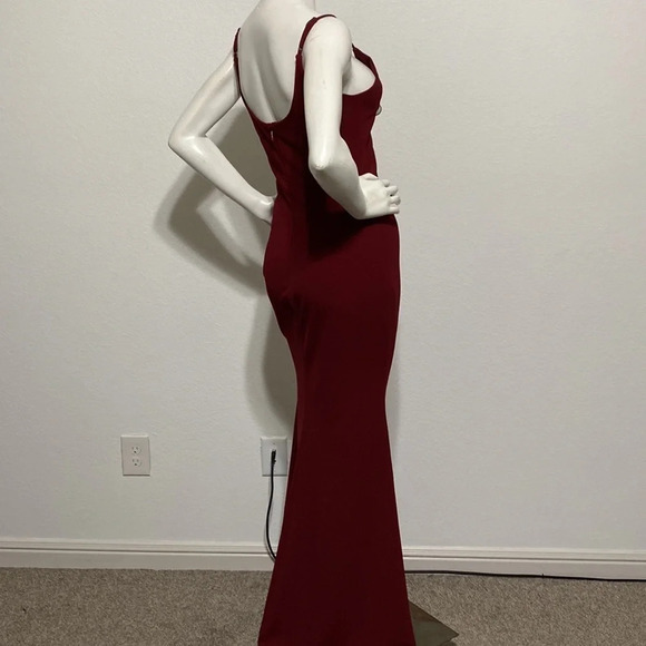 Lulu's Burgundy V-Neck Sleeveless Minimalist Maxi Trumpet Gown Dress Size Medium - Picture 7 of 8